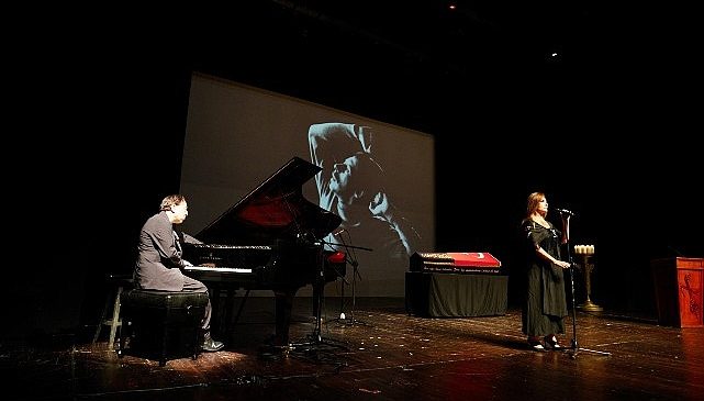 Tiyatro dünyasının usta ismi Genco Erkal, son yolculuğuna Harbiye Muhsin Ertuğrul Sahnesi’nden, sevenlerinin dakikalarca süren alkışları eşliğinde uğurlandı