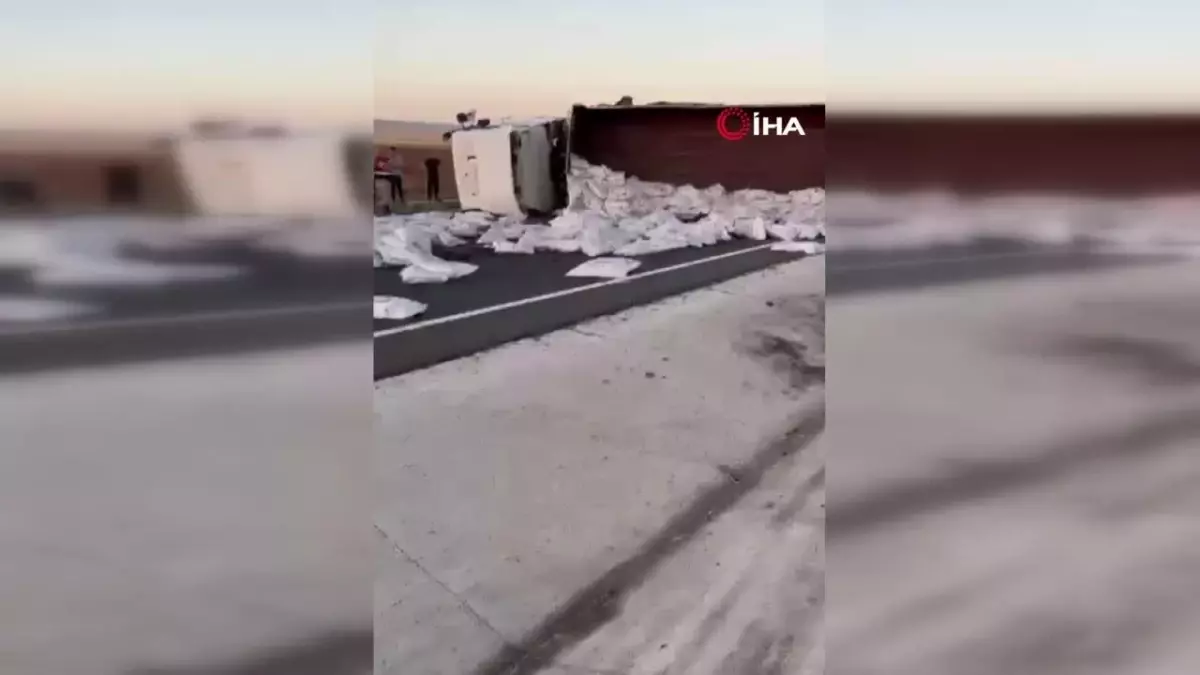 Mardin’de Tır Devrildi: 1 Yaralı