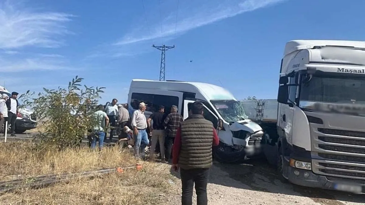 Kayseri’de feci kaza! Yolcu minibüsü TIR’a çarptı: Çok sayıda yaralı var