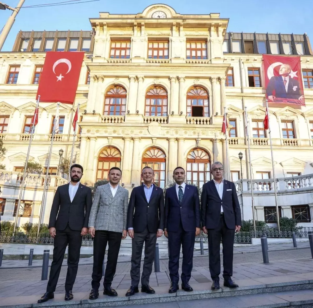 CHP Genel Başkanı Özgür Özel, Beyoğlu Belediyesi’ni Ziyaret Etti