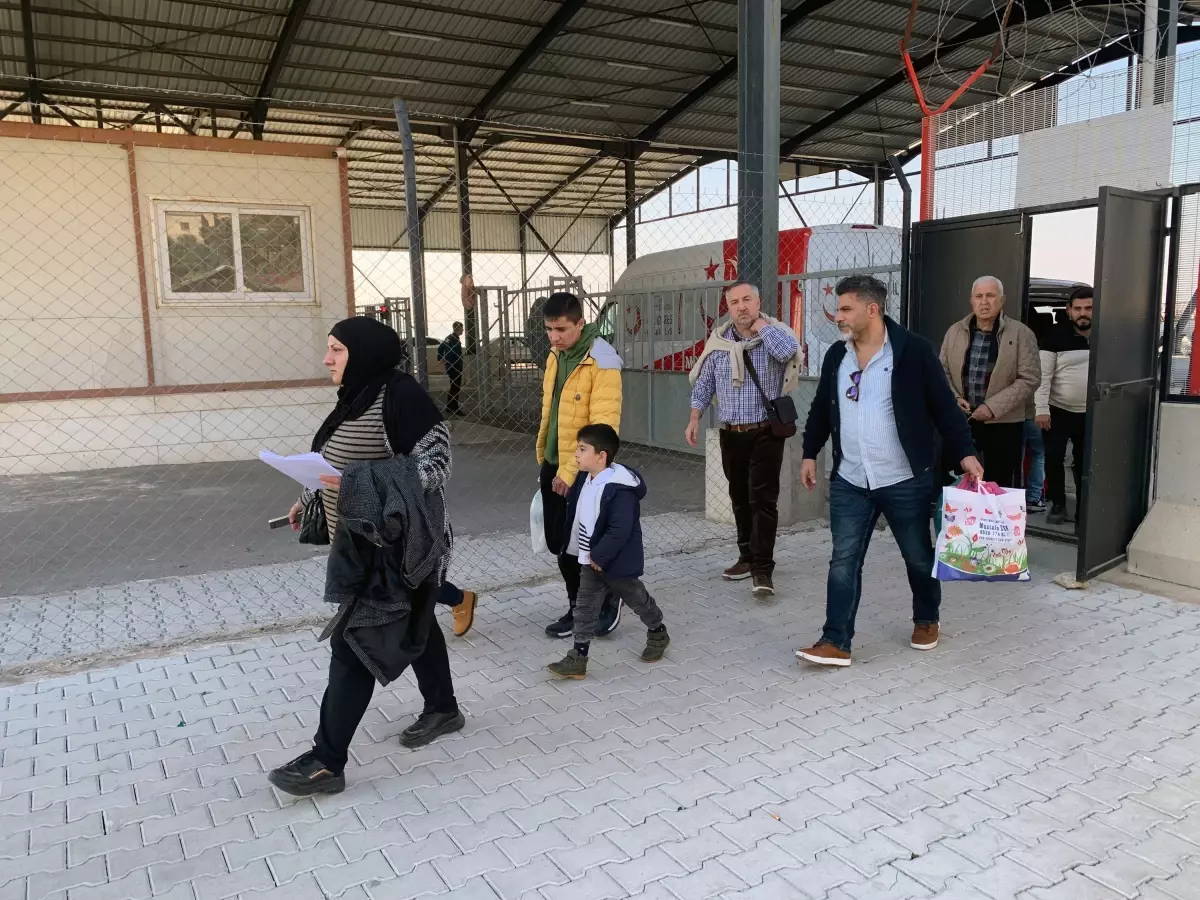 Zeytindalı Sınır Kapısı Açıldı, Suriyeliler Ülkelerine Dönmeye Başladı