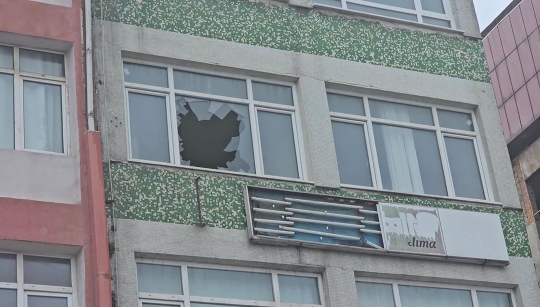 Fatih’te kan donduran olay! Dövdükleri arkadaşlarını camdan attılar