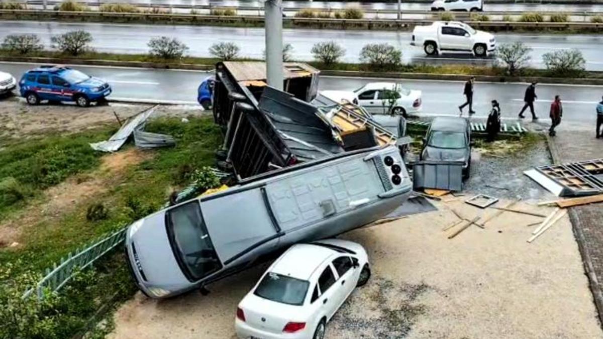 Antalya’da hortum maddi zarara neden oldu