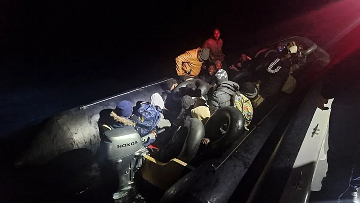 Ayvalık’ta Sahil Güvenlik ekipleri, 35 düzensiz göçmeni yakaladı